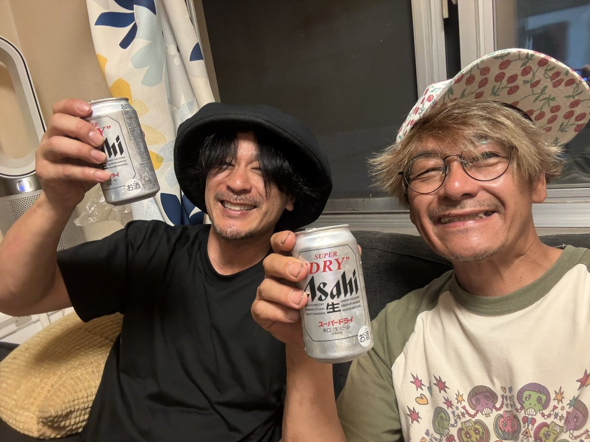 makotofire's tweet photo. フジロック全日程終了ー
全ての撤収を終えて只今、自宅に到着！出演芸人みな、無事にお家に到着した様子。
1人、まだ帰れてない人いるけどw
見てくれた皆様、ありがとうございましたー！
フジロック大道芸人Tシャツ'26
明日、makoto storesで販売開始します！全出演者の助けになるので是非！ https://t.co/M0b4qt2MH4
