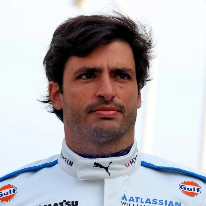 blog_formula1's tweet photo. ⭐️ SAINZ SOBRE TOQUE COM PIASTRI: "FOI UM INCIDENTE DE CORRIDA. ELE DEVERIA TER AGIDO COM MAIS CAUTELA" ⭐️

Carlos Sainz falou sobre o seu toque com Oscar Piastri durante o GP da Hungria, que causou a fúria de Oscar:

"Sinto muito por ele, mas desta vez acho que tenho uma boa justificativa para o que aconteceu. Acho que ele poderia ter sido um pouco mais cuidadoso, já que era ele quem estava lutando pelo pódio e deveria ter agido com mais cautela, considerando todos os problemas que estávamos enfrentando com as bandeiras azuis. Aceitei a penalização de cinco segundos, não tenho problema nenhum com isso. Não muda muita coisa quando se está lutando pelo P18"

Ao ser perguntado se falou com Piastri, Sainz respondeu: 

"Não, não preciso disso. Foi um incidente de corrida. Ele provavelmente entende o que aconteceu sabendo de toda a situação. Ele não abandonou por minha culpa, foi apenas um toque, e fico feliz que isso não tenha atrapalhado tanto a corrida dele. Foi uma situação complicada para todos por causa desses problemas (com as bandeiras azuis)"
