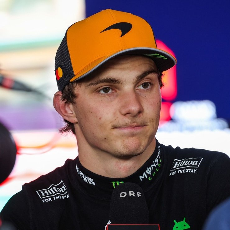 blog_formula1's tweet photo. ⭐️ SAINZ SOBRE TOQUE COM PIASTRI: "FOI UM INCIDENTE DE CORRIDA. ELE DEVERIA TER AGIDO COM MAIS CAUTELA" ⭐️

Carlos Sainz falou sobre o seu toque com Oscar Piastri durante o GP da Hungria, que causou a fúria de Oscar:

"Sinto muito por ele, mas desta vez acho que tenho uma boa justificativa para o que aconteceu. Acho que ele poderia ter sido um pouco mais cuidadoso, já que era ele quem estava lutando pelo pódio e deveria ter agido com mais cautela, considerando todos os problemas que estávamos enfrentando com as bandeiras azuis. Aceitei a penalização de cinco segundos, não tenho problema nenhum com isso. Não muda muita coisa quando se está lutando pelo P18"

Ao ser perguntado se falou com Piastri, Sainz respondeu: 

"Não, não preciso disso. Foi um incidente de corrida. Ele provavelmente entende o que aconteceu sabendo de toda a situação. Ele não abandonou por minha culpa, foi apenas um toque, e fico feliz que isso não tenha atrapalhado tanto a corrida dele. Foi uma situação complicada para todos por causa desses problemas (com as bandeiras azuis)"