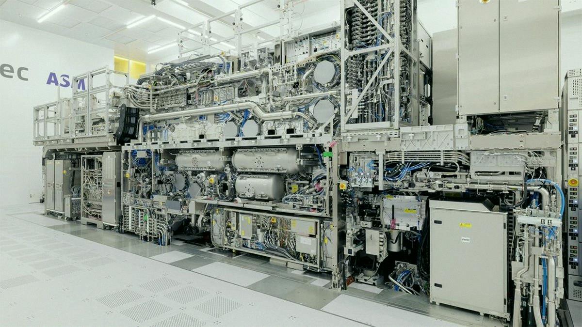 3wys424's tweet photo. 中国🇨🇳、国産DUV半導体製造装置の量産開始だってよ - The Informationより https://t.co/kS0y3zlMTN