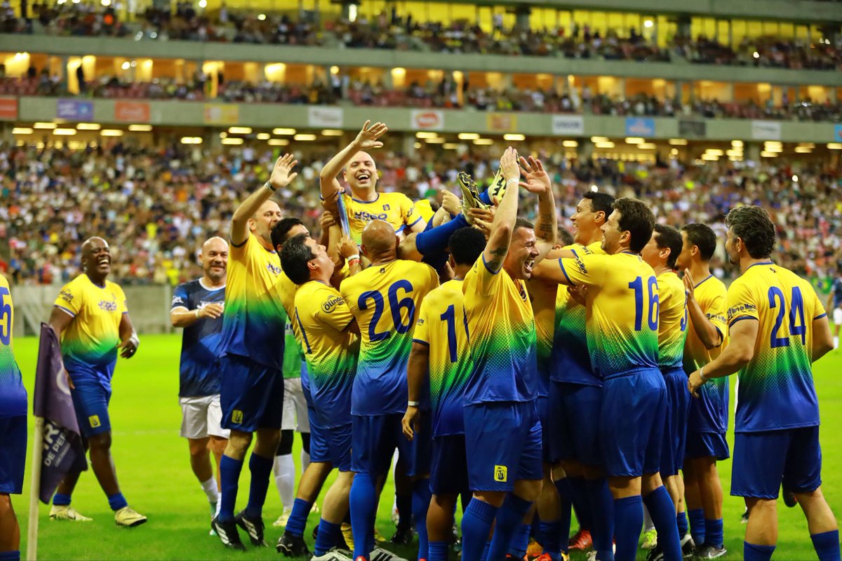 FreiGilsonCMES's tweet photo. Que alegria participar, neste domingo, de um jogo solidário em prol das obras sociais da Obra de Maria.

Foi um dia muito alegre e festivo, com muitas famílias e crianças reunidas no estádio. Foi lindo demais.

Também foi uma honra jogar ao lado de ex-jogadores que já alegraram tanto o nosso futebol. Foi uma alegria reencontrar amigos e estar com o meu bispo, Dom José Negri, vivendo esse momento tão especial.

Quero agradecer a todos que foram ao estádio e, além de participarem desse dia, também colaboraram com essa causa. Tanto a arrecadação dos ingressos quanto os alimentos serão destinados às pessoas mais necessitadas.

Foi um jogo em que ninguém perdeu. Todos saíram ganhando, principalmente aqueles que mais precisam.

Depois, ainda tivemos um momento de show. Foi emocionante ver o estádio cantando e louvando a Deus.

Recife é a minha casa. Fico muito feliz por ter voltado e por ter encontrado, mais uma vez, esse povo tão carinhoso e especial.

Obrigado também por toda a torcida pelo Frei. Foi muito bonito sentir o carinho vindo das arquibancadas a cada vez que eu tocava na bola.

Até a próxima, se Deus quiser. Seguimos juntos em oração.