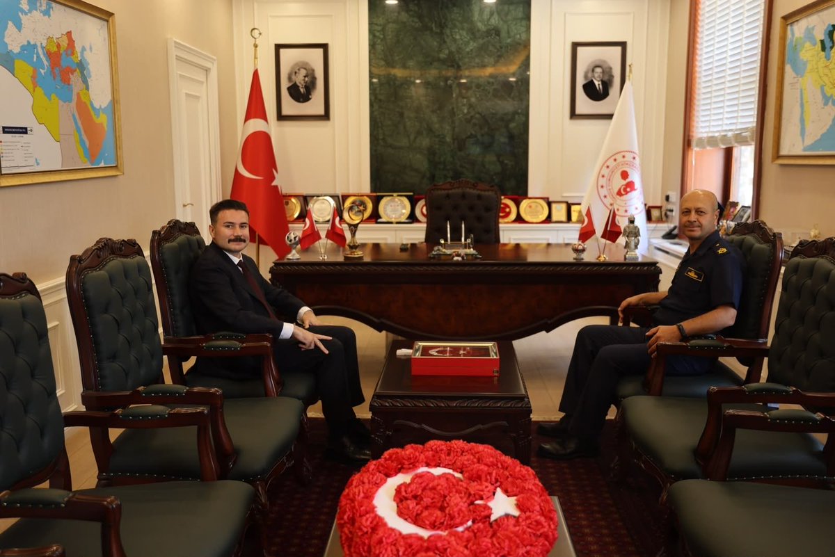 Gokceada_K's tweet photo. 🇹🇷 Çanakkale Boğaz ve Garnizon Komutanı Tuğamiral Sayın Mustafa Biçen’den Kaymakamımız Sayın Osman Acar’a Ziyaret

Çanakkale Boğaz ve Garnizon Komutanı Tuğamiral Mustafa Biçen, Kaymakamımız Sayın Osman Acar’ı makamında ziyaret etti. https://t.co/5KJshhQ7gE