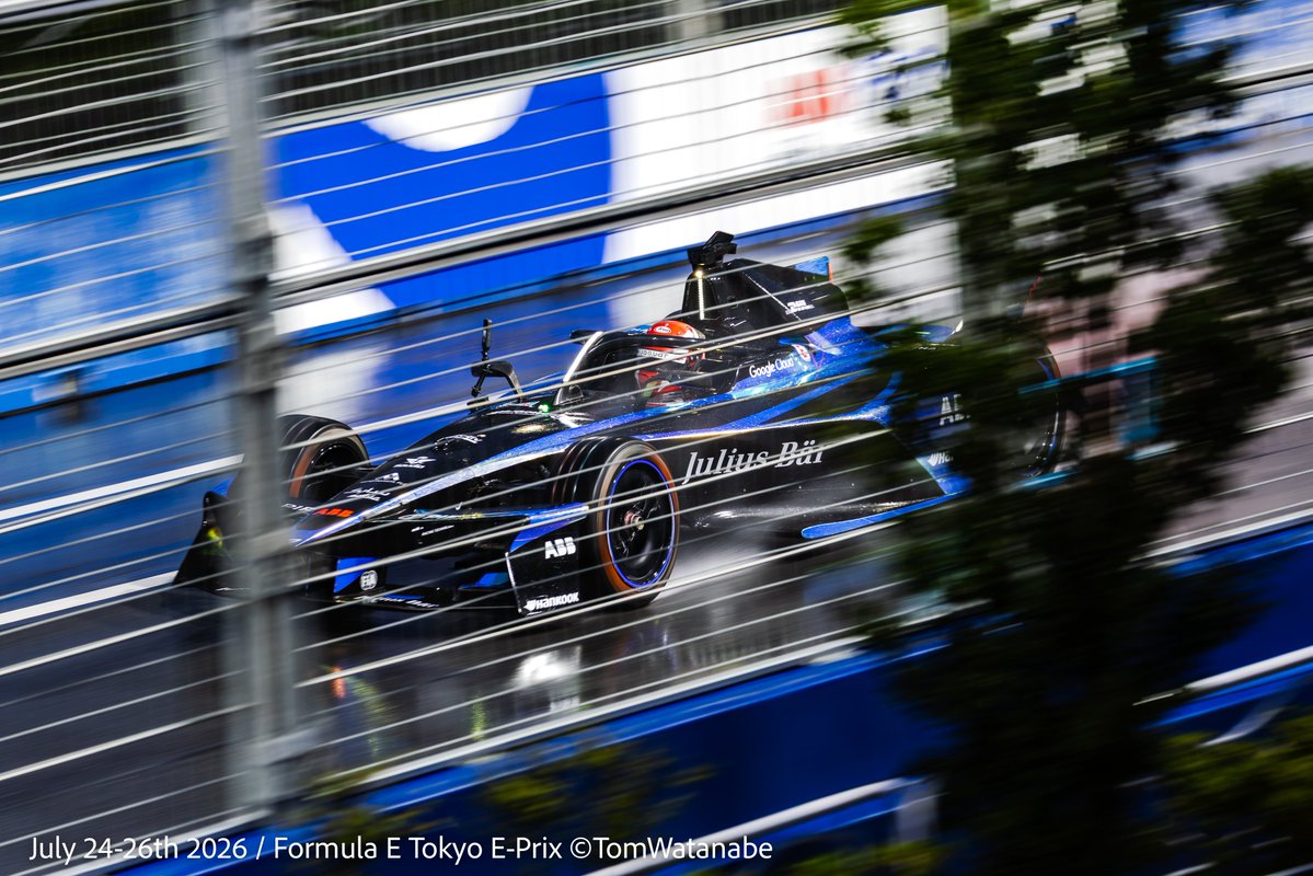 tom106_watanabe's tweet photo. 昨日まで開催されたFormula E 東京大会、Tokyo E-Prixでデモランを披露してくれたJuju選手 @JujuNoda_Racing 。短い時間ながら、闇夜と豪雨をライトが照らす、さながら宝石箱のような煌びやかな舞台を独り占め。
実はGEN3 evo走行前のSCにも同乗し路面などをチェックしていた。
#TDKTokyoEPrix #FEjp https://t.co/RT8gVHuyYP