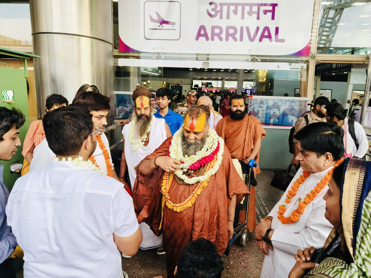 onlineKailash's tweet photo. आज जयपुर इंटरनेशनल एयरपोर्ट पर रेवासा धाम व श्री वृंदावन धाम के परम पूज्य संत श्री राजेंद्र दास जी महाराज के गुलाबी नगरी जयपुर पधारने पर उनका हार्दिक स्वागत एवं अभिनंदन किया।

#RajendraDasJi https://t.co/QpGi64nB7U