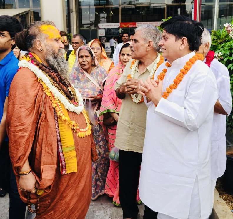 onlineKailash's tweet photo. आज जयपुर इंटरनेशनल एयरपोर्ट पर रेवासा धाम व श्री वृंदावन धाम के परम पूज्य संत श्री राजेंद्र दास जी महाराज के गुलाबी नगरी जयपुर पधारने पर उनका हार्दिक स्वागत एवं अभिनंदन किया।

#RajendraDasJi https://t.co/QpGi64nB7U