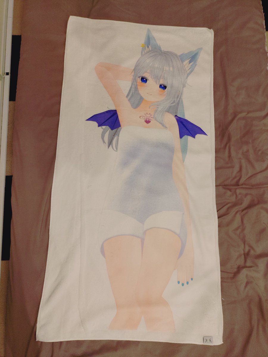 Me_3939's tweet photo. 昇華転写の印刷テスト6回目！

彩度1.5倍でしっかり発色したけど、ちょっと濃すぎるか？

熱プレス機の移動は完璧で転写紙のズレもなし。

位置ズレ防止のシールをタオルの上に貼った所はシワとして残ってしまったので、次からは台座だけに貼るようにする。

あと1〜2回で完璧になるといいな。 https://t.co/Im9qnpYhmJ