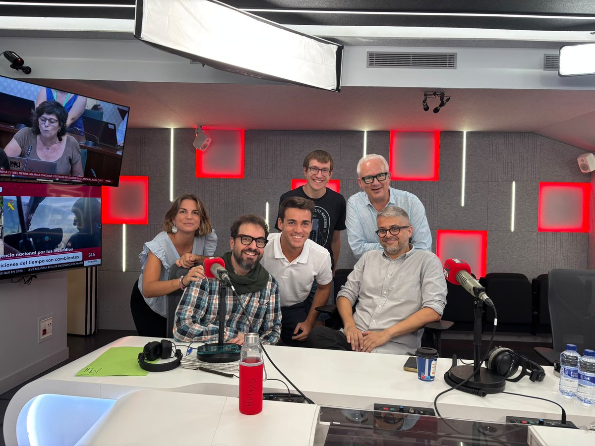 versiorac1's tweet photo. 🚨 L'STAGE DEL BARÇA A ANGLATERRA I L'ÚLTIMA HORA DEL MADRID

🤔 On veieu Diomandé?

⚽ És l'hora del "TEMPS AFEGIT" amb @PereMas i @puig_coma, avui amb la col·laboració de:

▶️ @davidbroc
▶️ @juliclaramunt

📻 https://t.co/I3s7BIpYV5 https://t.co/CuRlDrexrs