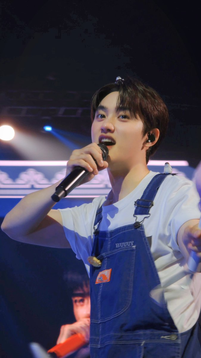 OhBuuuy's tweet photo. 260726 EXO PLANET #6 – EXhOrizon in SINGAPORE
SOOOOOO DAMN CUTE KYUNGSOO🐧
#도경수 #KYUNGSOO #디오 
#엑소 #EXO 
#EXhOrizon_in_Singapore #EXhOrizon https://t.co/mZXx3Mi7EL