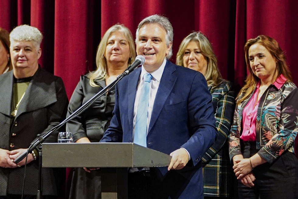 gobdecordoba's tweet photo. 👏El gobernador @MartinLlaryora encabezó un reconocimiento al compromiso y al trabajo de la comunidad educativa, luego de que #Córdoba alcanzara los mejores resultados en las #PruebasAprender 2025, entre todas las provincias del país.

🧮📖De esta manera, consolidamos el liderazgo nacional en Lengua y Matemática.

🙌El acto fue realizado en el @TdelLibertador,  donde se presentaron los principales indicadores de la evaluación nacional y las nuevas líneas de trabajo que impulsaremos para seguir fortaleciendo los aprendizajes.

#HacerParaCrecer #Educación