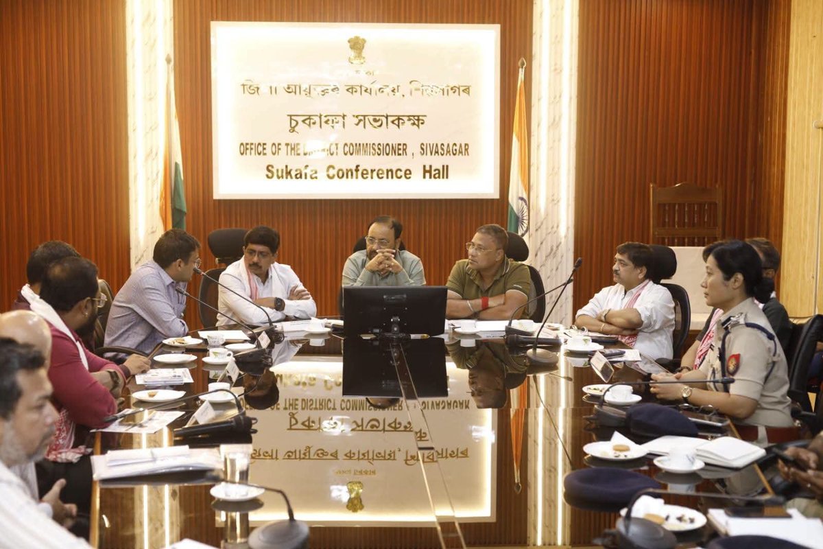 dc_sivasagar's tweet photo. A 5-member central team led by MHA Joint Secretary M. Ramachandrudu visited Sivasagar today to review Upper Assam's flood situation with Ministers Keshab Mahanta, Bimal Borah, and local officials.
#AssamFloods #UpperAssam https://t.co/9qyuXMhRsv