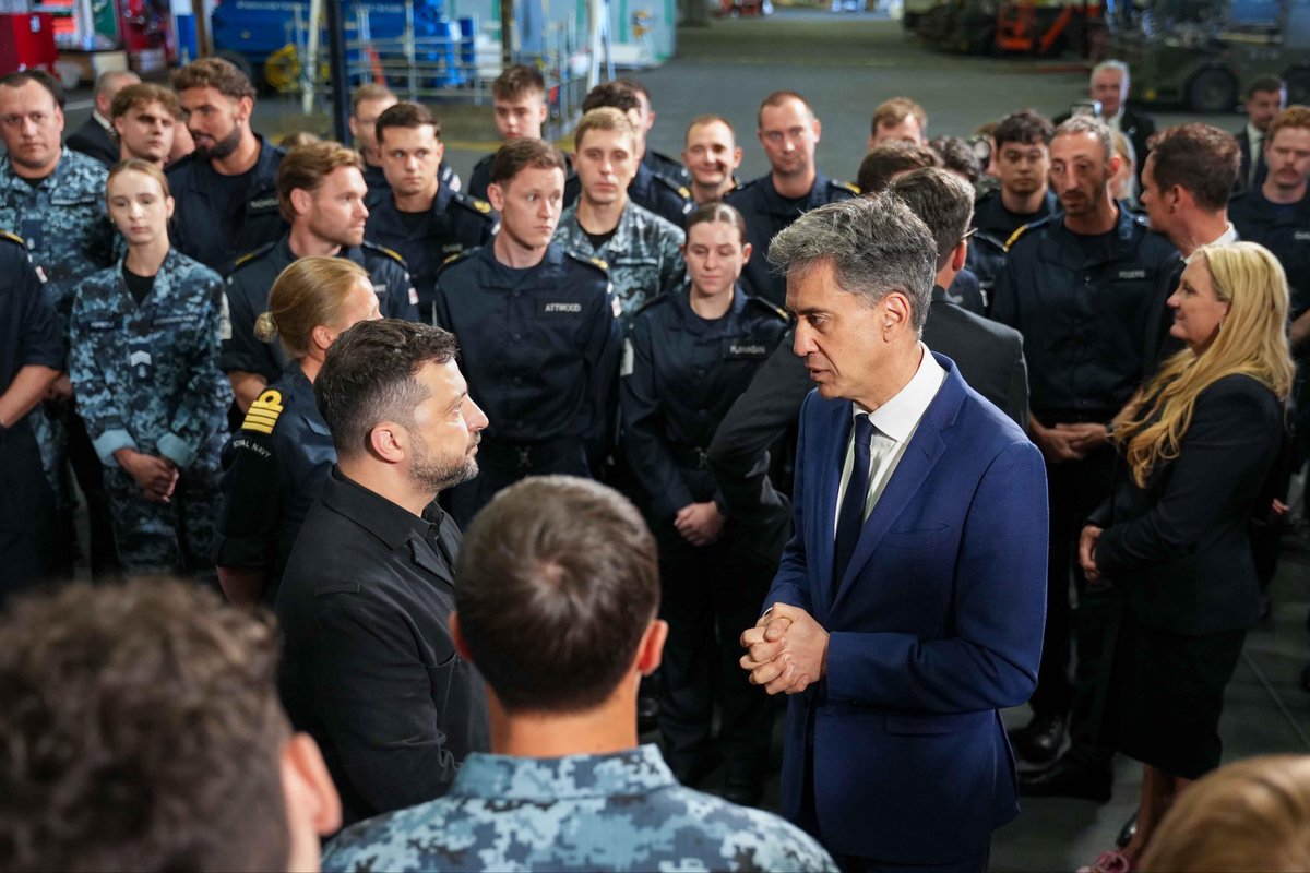 Ed_Miliband's tweet photo. Honoured to welcome Ukrainian President Zelenskyy and Acting Foreign Minister Sybiha to the HMS Queen Elizabeth in Portsmouth today along with the Prime Minister.

The British people stand shoulder to shoulder with Ukraine in their fight for freedom and self determination. https://t.co/xUwbN81MFO