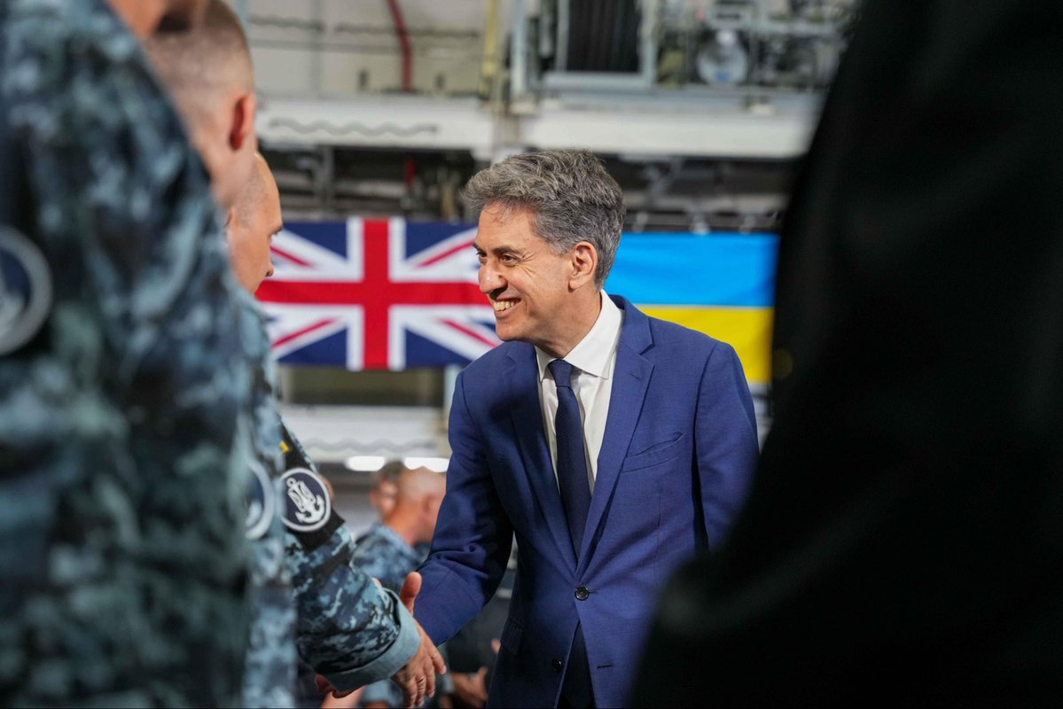 Ed_Miliband's tweet photo. Honoured to welcome Ukrainian President Zelenskyy and Acting Foreign Minister Sybiha to the HMS Queen Elizabeth in Portsmouth today along with the Prime Minister.

The British people stand shoulder to shoulder with Ukraine in their fight for freedom and self determination. https://t.co/xUwbN81MFO