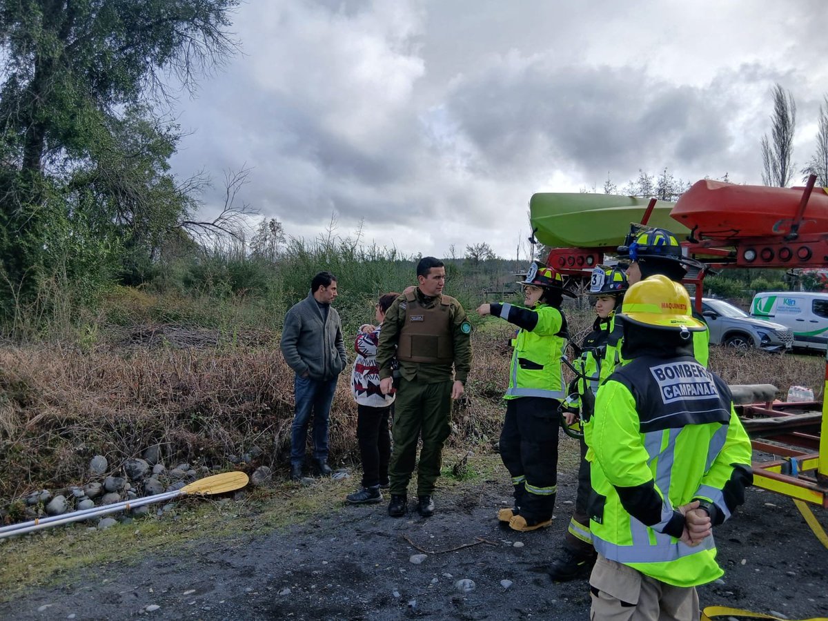 CarabNuble's tweet photo. Carabineros del Retén #Campanario apoyo a Bomberos y equipo GERSA #Quillón en la evacuación de 2 adultos y sus mascotas, quienes permanecían aislados por la crecida del río Laja en sector La Palma. ​Las personas se encuentran en buen estado de salud y el lugar ya en desagüe. https://t.co/cclHZLAliH