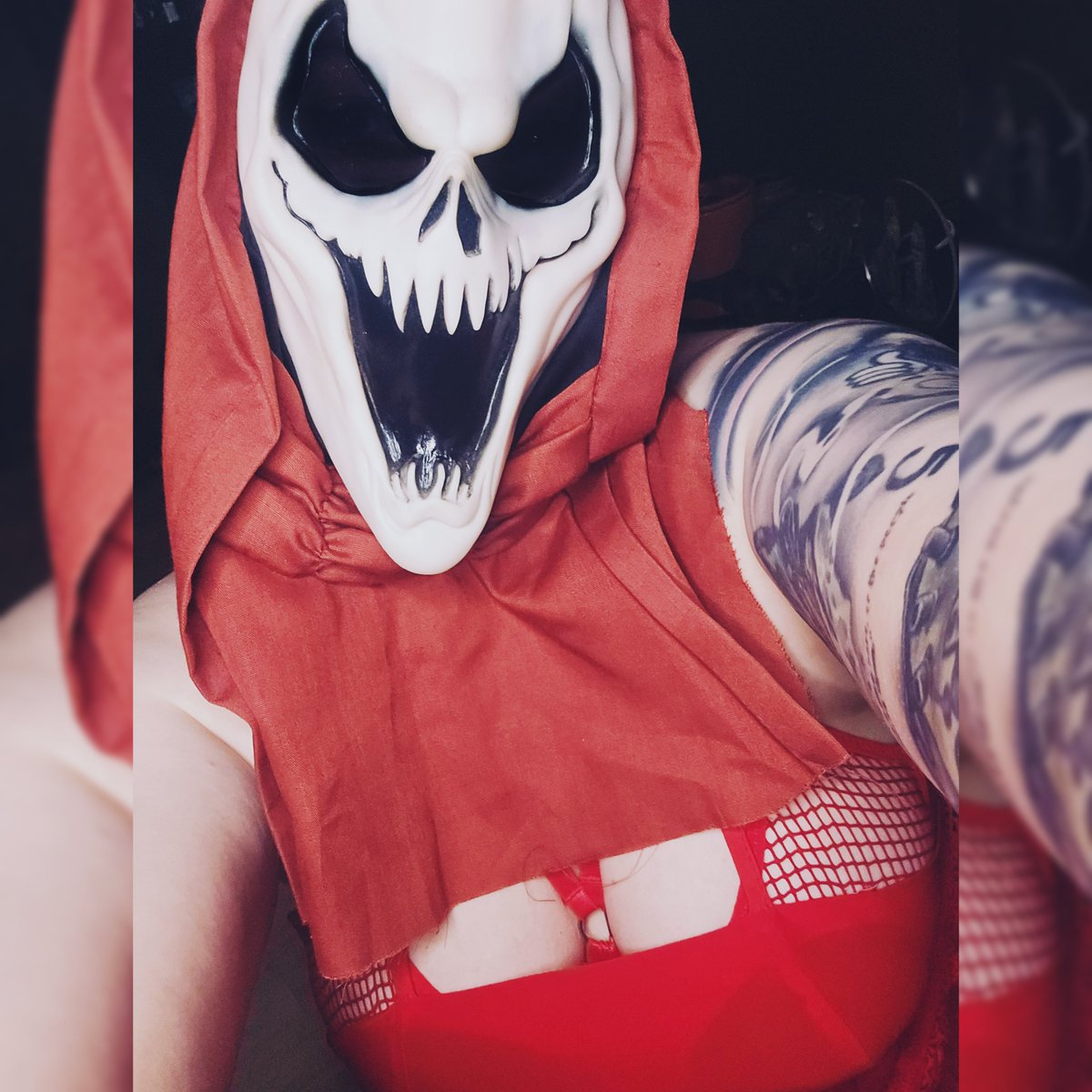 xRHEEPx's tweet photo. 🙏🏻 me or I'll 🔪 your 👀 till they 🩸
#ghostface #gothgirls #ghostfacegirls #horrorgirls #tattooedgirls #btgf #onlyfans #cashapp #horrorfans #horror #scream https://t.co/dCMTYY5Iae