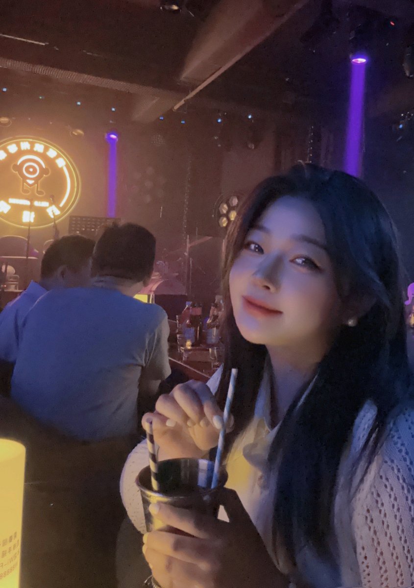 Rachel1598812's tweet photo. Just got the best front-row seats for tomorrow’s indie band live show! Can’t wait to sing along to all my favorite tracks and soak up the energy ， https://t.co/NU6WdfOOJf