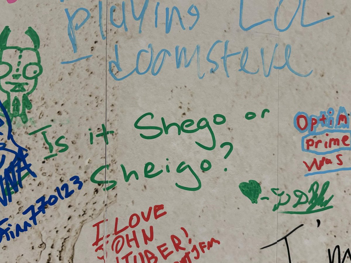LeeandLie's tweet photo. who wrote this on the wall 😂😂 https://t.co/q0cChUt6VE