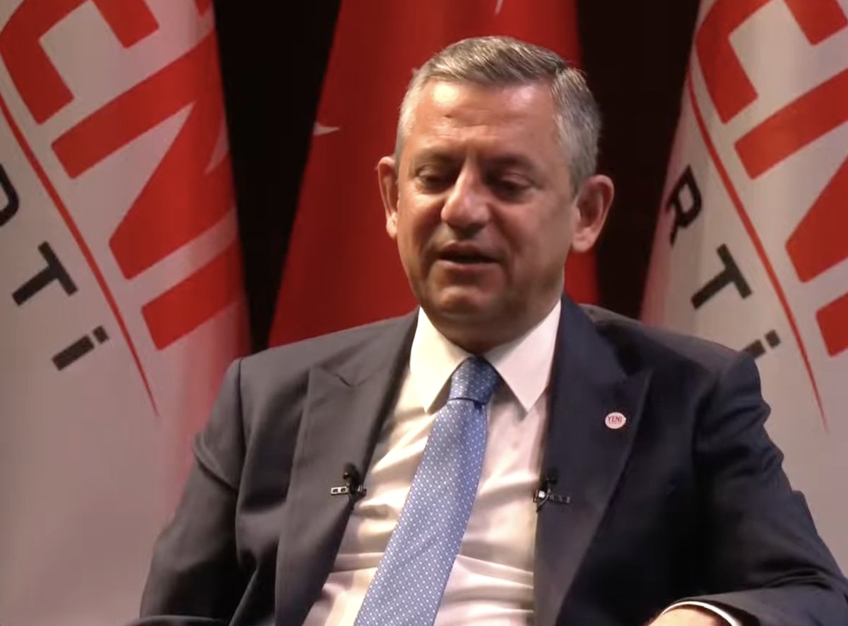 dref22's tweet photo. Saçlar ve arkadaki Yeni Parti bayrakları bombardımanı https://t.co/ASdbyxKPvm