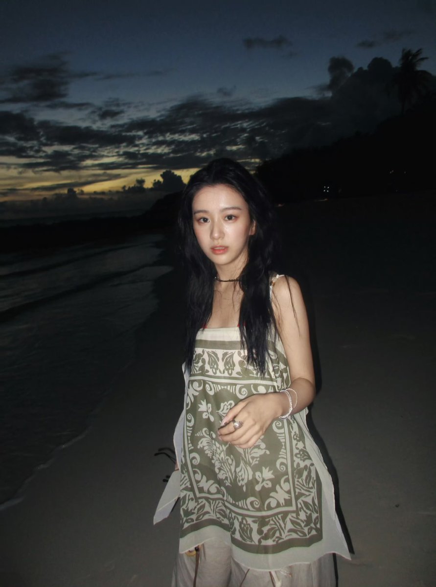 scangen's tweet photo. Turning around with the sunset painting the sky, hair dancing wildly in the breeze, and pure joy in my heart. This is what happiness looks like on a tropical evening. https://t.co/kvSpkznAwo