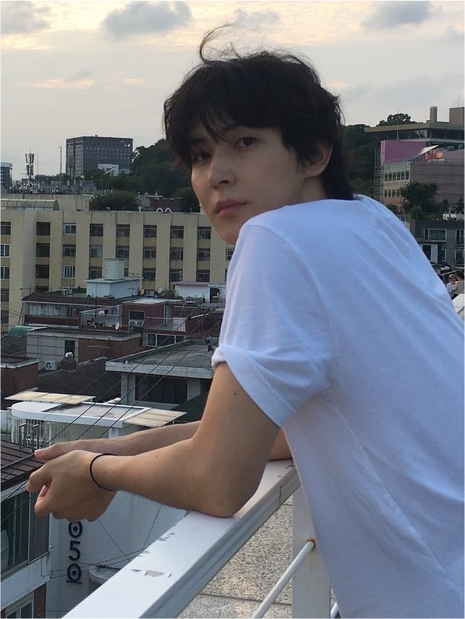 nineonesixxx's tweet photo. 정리: dw 사진 속 장소 > 대원정4 옥상
장소 검색해보면 해방촌 데이트 코스. 야경 명소 이런 거 나옴 (ㅋㅋㅋㅋ)
둘이 해방촌에서 데이트 하고. 노을 감상하고. 해 떨어지고 나서 집 가는 길에 형님이 라방 켠 것으로 추정 됨 https://t.co/ftYhdqXWPV