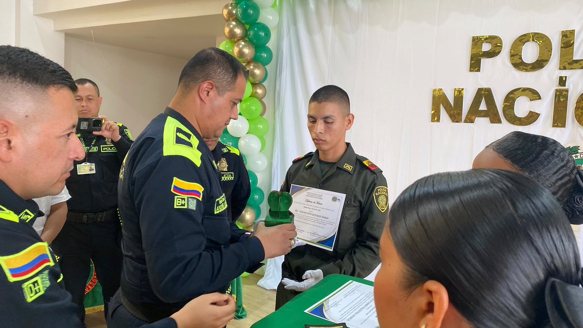 PoliciaDECOR's tweet photo. 🇨🇴 ¡𝑴á𝒔 𝒄𝒐𝒎𝒑𝒓𝒐𝒎𝒊𝒔𝒐 𝒂𝒍 𝒔𝒆𝒓𝒗𝒊𝒄𝒊𝒐 𝒅𝒆 𝑪ó𝒓𝒅𝒐𝒃𝒂! 🚔

40 nuevos Auxiliares de Policía juraron bandera, reafirmando su vocación de servir y proteger a los cordobeses.

En Sahagún, 27 hombres y 13 mujeres culminaron con éxito su proceso de formación e iniciarán su labor apoyando la seguridad, la convivencia ciudadana y el trabajo cercano con las comunidades en diferentes municipios del departamento.

Con disciplina, valores y compromiso, fortalecemos el servicio de Policía.  #S2D