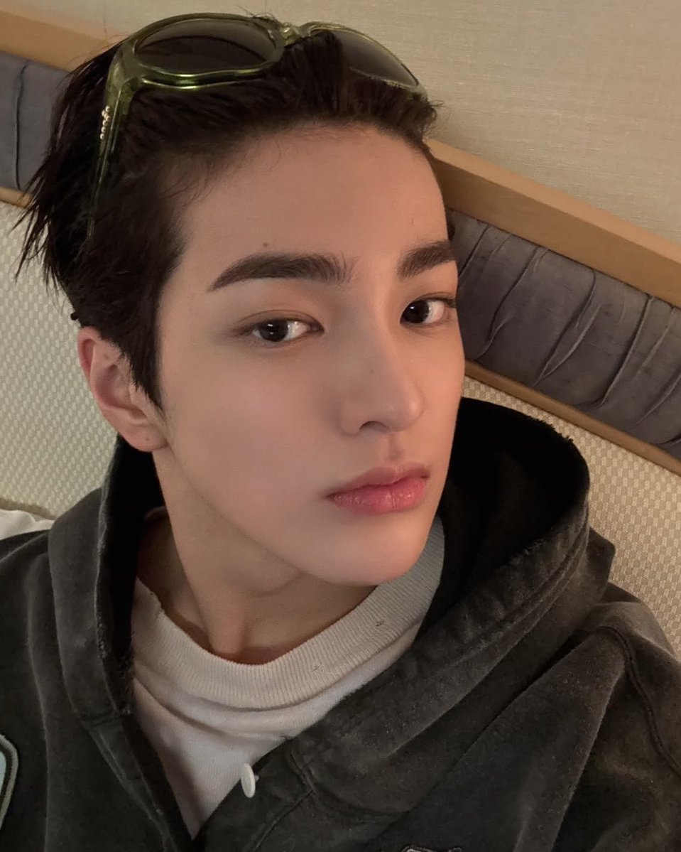 2twocookie's tweet photo. 이 셀카 좋은이유
뚱뚱눈썹 잘보임+완깐😭😭😭
04년생 이세진무드임 https://t.co/0kGkJhJdtD