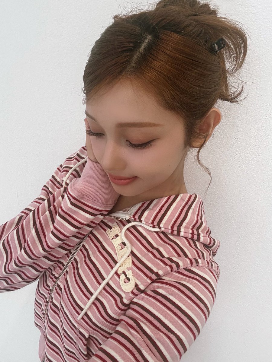 gehleecontent's tweet photo. 🫠 260727 | #GEHLEE Weverse DM 

👸🏻: peek-a-boo ~
👸🏻: Did you see our dance video?
👸🏻: LOVED my whole look there ugh
👸🏻: guess where i got hair inspo from !! https://t.co/HTJxmWfUxr