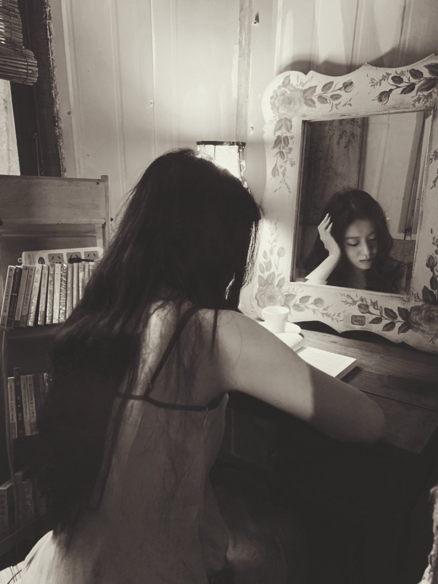 scangen's tweet photo. With my hand gently cradling the light, I let the details speak for themselves — shimmering silver charms, glossy nails, and that soft, knowing gaze. Just a girl lost in her own little world of pretty things. https://t.co/wX4ck3LirW