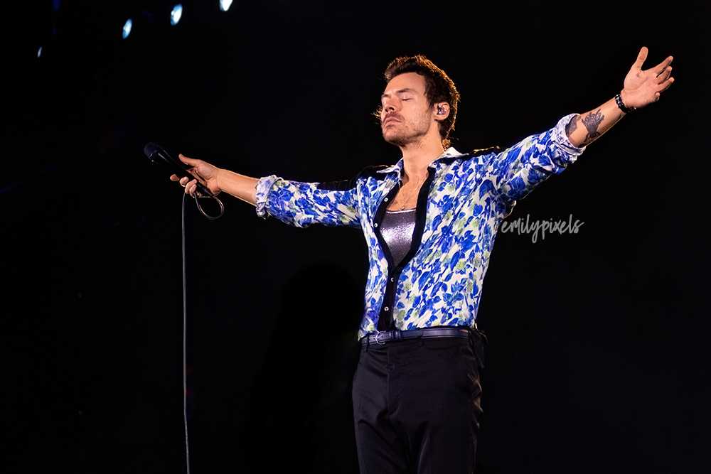 emilypixels's tweet photo. Harry Styles (Together Together Tour - London, Night 12). #TogetherTogetherLondon https://t.co/4CKk7XOJa3