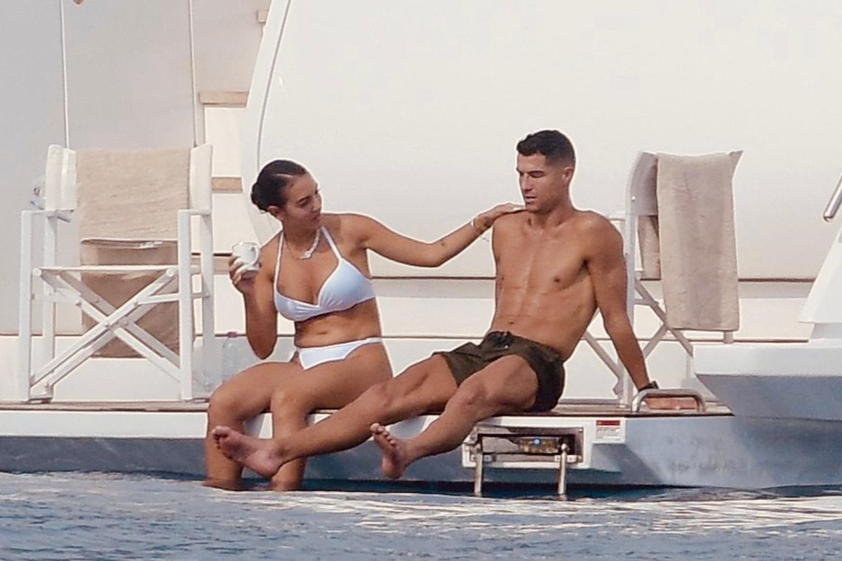 MrxBuddy's tweet photo. Shirtless Cristiano Ronaldo shares affectionate yacht moments with Georgina Rodríguez in St. Tropez. https://t.co/oJJTFC8FLA