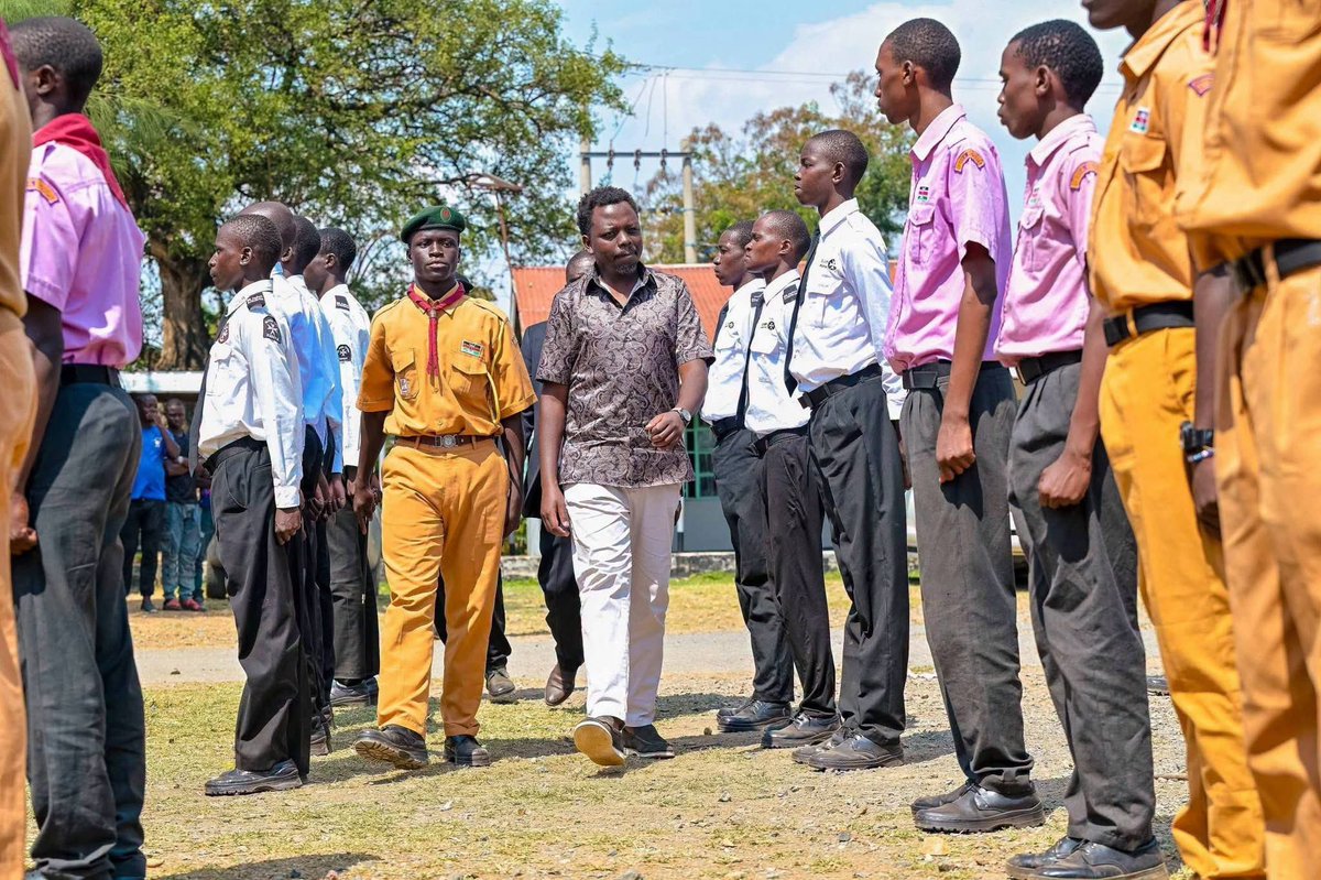 onjolo_kenya's tweet photo. George Ruto reviews a guard of honour during a visit to Onjiko Boys High School. https://t.co/R76To5haxA