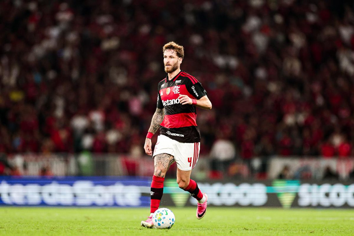 raflamello81's tweet photo. 🔴⚫⚠️BESIKTAS APRESENTA PROPOSTA DE 10 MILHÕES DE EUROS POR LÉO PEREIRA E AGUARDA RESPOSTA DO FLAMENGO!

O Flamengo recebeu uma proposta formal do Besiktas, da Turquia, pela contratação do zagueiro Léo Pereira. O clube turco ofereceu 10 milhões de euros (aproximadamente R$ 60 milhões na cotação atual) pela aquisição de 100% dos direitos econômicos do defensor e aguarda um posicionamento da diretoria rubro-negra.

Esta foi a primeira investida oficial da equipe de Istambul pelo jogador nesta janela de transferências. A alta cume do futebol do Flamengo analisa os termos financeiros e o impacto técnico do eventual negócio antes de responder aos dirigentes turcos.

Por: @venecasagrande 
📸Adriano Fontes I CRF