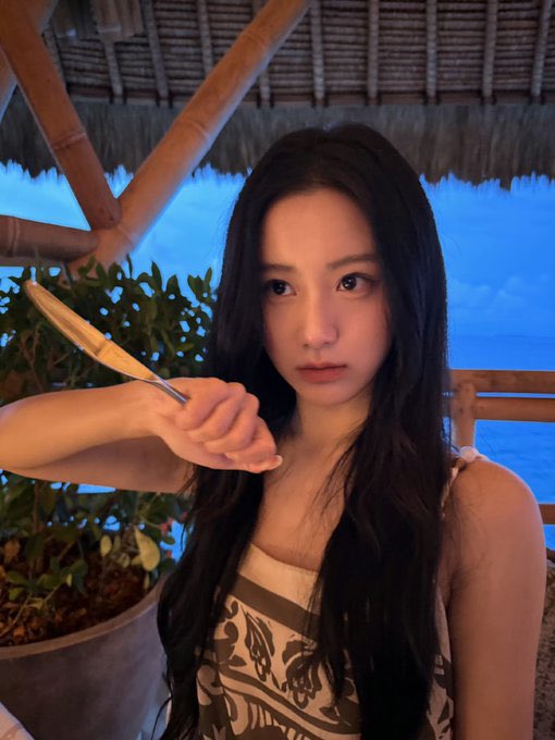 scangen's tweet photo. Under the thatched roof with the sea as my backdrop, I pause with my spoon mid-air and let the night air wrap around me. Simple, serene, and a little mysterious. https://t.co/S3TUam4WQS