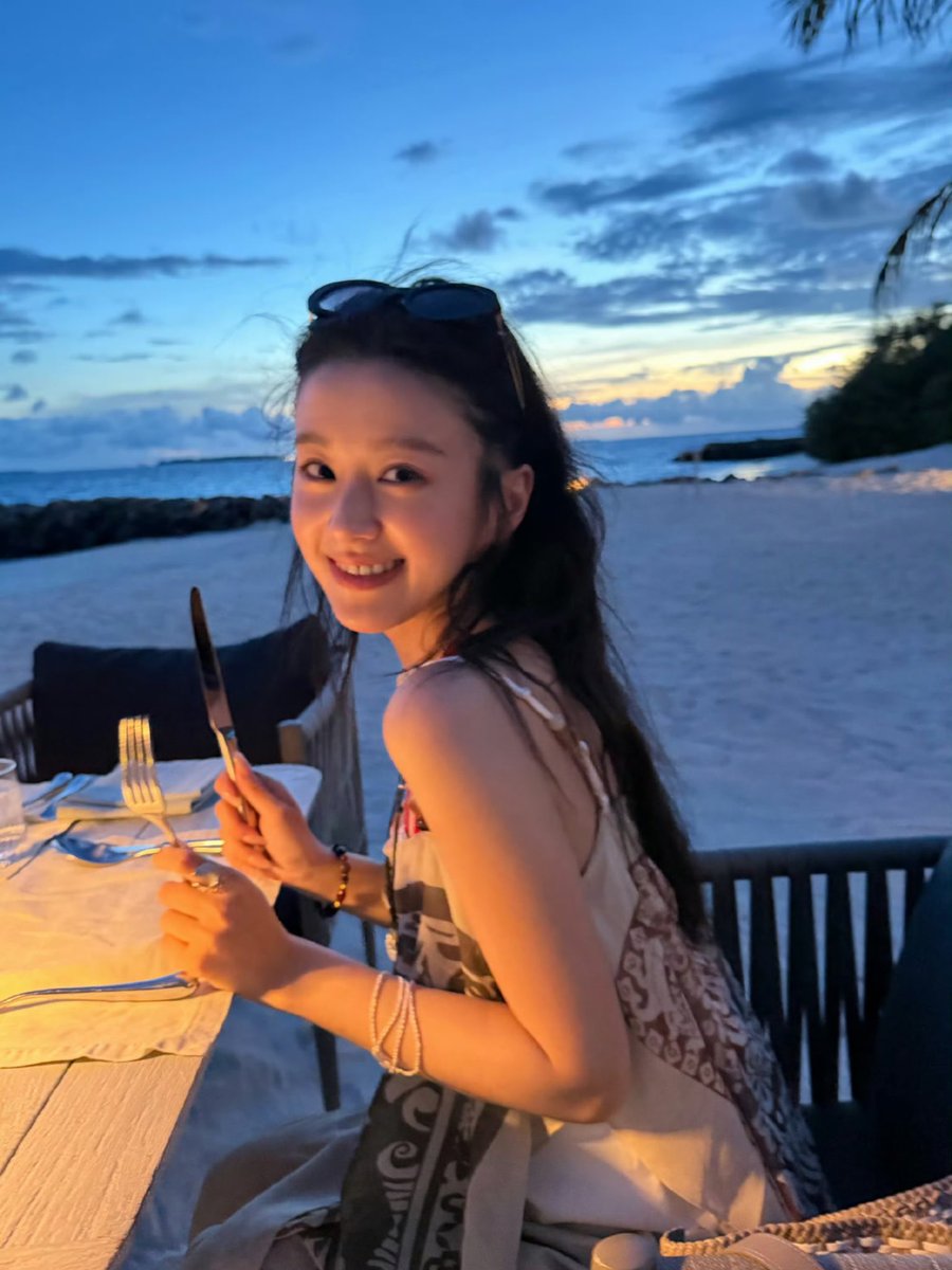 scangen's tweet photo. Barefoot on the beach, cocktail sparkling, hair dancing with the wind. There’s nothing quite like this peaceful feeling where the sea meets the sky and I’m right in the middle of it. https://t.co/O7CbmrC3zq