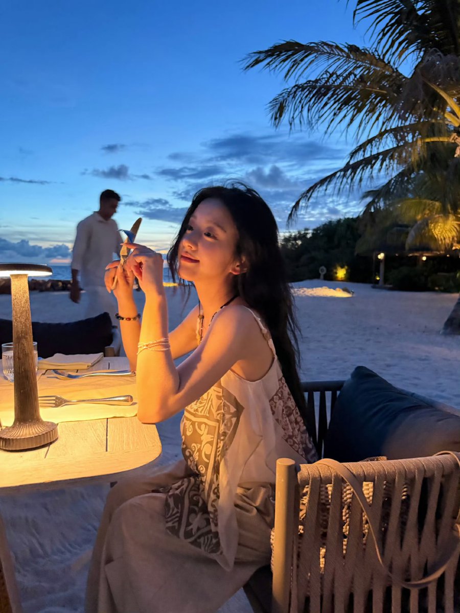 scangen's tweet photo. Barefoot on the beach, cocktail sparkling, hair dancing with the wind. There’s nothing quite like this peaceful feeling where the sea meets the sky and I’m right in the middle of it. https://t.co/O7CbmrC3zq