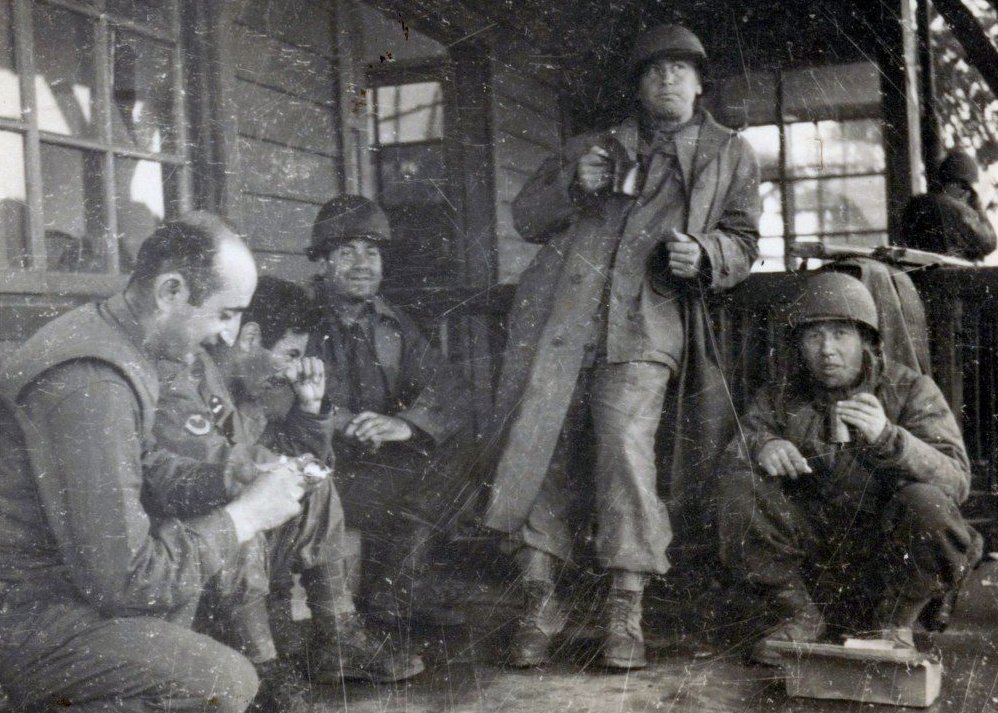 dedikmen's tweet photo. Bugün 65
Kore Savaşı'nın bitmesinin,
Özvatanından uzakta şehit düşen 892 🇹🇷Türk askerimizin 65. yıl dönümü. 

Bu fotoğrafı renkli düşünün. 1950'lerdesiniz, komünist diyorlar, kapitalist diyorlar, insanğlu işte; uydurmuş bir şeyler. Vatan diyorlar sakarya diyorlar, insanlık diyorlar iyilik diyorlar. Vicdanlısın, saygılısın, sevgi dolusun. 
Götürüyorlar seni vatanından, nasıl tarif edilir bilinmez uzaklıkta bir yere, elinde birkaç bir şey...
Bir de canını veriyorsun; ne için olduğunu bilmeden, neden olduğunu bilmeden. İyilik işte, insanlık işte.
Tek bir bildiğin var, o da doğru yolda olduğun. Sadece doğru yolda olmak yetiyor gerçek insana, gerçek sevgiye, gerçek aşka. 
Belki biliyor kimse anmayacak onu, belki biliyor kahraman olmayacak, yapıyor işte. Yine de gidiyor da o canını veriyor, seve seve, saymadan.

Bugün 65, bitti denileli. Hayır, bitmedi!
Senin gibi yüreği sevgi dolu vatan evladı yetiştiren bu toprak, hâlâ eritemedi içindeki namussuzu, hala sindiremedi kanı bozuğu. 
Hâlâ...

Ne vatan evladı bitiyor bu dünyada, ne de o vatan evladını anlayamayan vatansızlar.