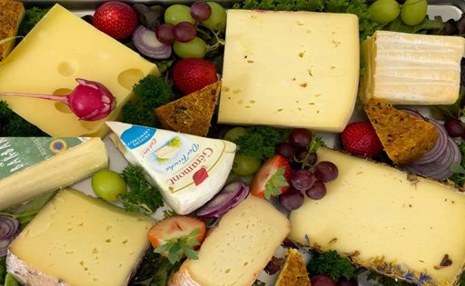 eDairyNewsEs's tweet photo. Los 10 mejores destinos del mundo para los #amantes del #queso. Lea la Noticia 👉  https://t.co/87digqMoiy https://t.co/jZGXYEJORX