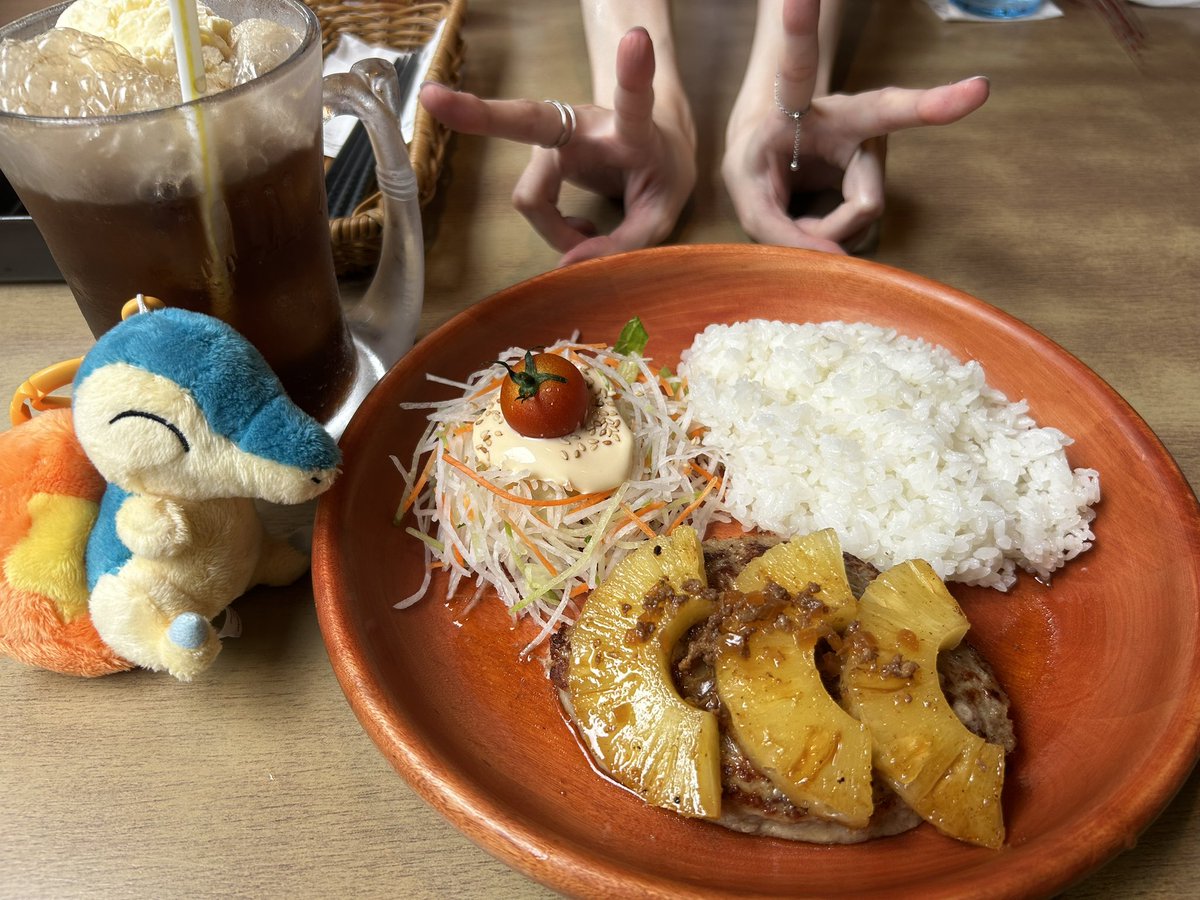 bisco_1's tweet photo. 仕事終わりに紫暮ちゃんとご飯！！
クロザキさんからの尼崎お土産も受け取りハピハピでした🍀 https://t.co/SFGGNrqbU9