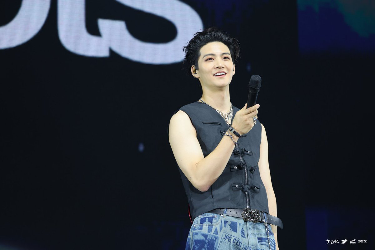 LookAround_TH's tweet photo. JAY B ปิดฉาก "2026 JAY B tape: roots bangkok" สุดยิ่งใหญ่ กับสองค่ำคืนแห่งเสียงเพลง ความคิดถึง และความทรงจำ

🔗 https://t.co/kMDqzqv7jb

#JAYB 
#2026tape_roots_bangkok
#528Hz
#YJPARTNERS #BEX

ในที่สุดความคิดถึงของทั้งศิลปินและแฟนคลับก็ได้รับการเติมเต็มผ่านโชว์ที่ถ่ายทอดตัวตนและเส้นทางดนตรีของ “JAY B” อย่างสมบูรณ์แบบสมความตั้งใจ ในคอนเสิร์ต "2026 JAY B tape: roots bangkok" ซึ่งจัดขึ้นเมื่อวันที่ 11-12 กรกฎาคม 2569 ณ อิมแพ็ค อารีน่า เมืองทองธานีท่ามกลางเสียงเชียร์ของแฟน ๆ ทั้งชาวไทยและชาวต่างชาติเต็มพื้นที่ทั้งสองรอบการแสดง กับการแสดงที่ผ่านการร้อยเรียง SETLIST ออกมาเป็นอย่างดี โดยได้ทีมผู้จัดอย่าง “BEX” บริษัทอีเวนต์ออกาไนเซอร์ในเครือเวิร์คพอยท์กรุ๊ป ร่วมกับ YJ PARTNERS และ PROUD2 ก็ไม่เคยทำให้แฟน ๆ ต้องผิดหวังอัดแน่นด้วยโปรดักชันระดับเอเชีย ทั้งแสง สี เสียง จอ LED ขนาดยักษ์ เลเซอร์ เอฟเฟกต์พิเศษ และการออกแบบเวทีที่เชื่อมโยงทุกช่วงของการแสดงได้อย่างไร้รอยต่อ ดึงทุกคนเข้าไปสู่ห้วงอารมณ์พิเศษร่วมกันกว่า 3 ชั่วโมงเต็ม! 

ค่ำคืนแห่งความทรงจำเริ่มต้นขึ้นด้วย Opening VCR ก่อนที่ “JAY B” จะปรากฏตัวบนเวทีพร้อม Intro + go UP, The Way We Are และ FAME จุดชนวนความร้อนแรงให้ทั้งอิมแพ็ค อารีน่าลุกเป็นไฟตั้งแต่วินาทีแรก! ก่อนเดินหน้าส่งต่อความสนุกผ่าน Wonder, B.T.W, Sweetie เพลงที่ JAY B นำมาเซอร์ไพร์สเเฟน ๆ เฉพาะในคอนเสิร์ตเท่านั้น ก่อนจะไปสนุกกันต่อกับ Time, We และ Dive Into You ที่พาผู้ชมดำดิ่งสู่โลกดนตรีของเขาอย่างเต็มอิ่ม หลังเปลี่ยนลุค JAY B กลับมาถ่ายทอดเสน่ห์อีกมุมผ่าน WANT U, I JUST WANNA KNOW, Hold onto My Back และ Layback ก่อนเร่งดีกรีความมันส์ด้วย Overflow, Count On Me และ Why? ที่เรียกเสียงกรี๊ดจากแฟน ๆ ได้ตลอดทั้งฮอลล์ และอีกหนึ่งเซอร์ไพรส์สำคัญของคอนเสิร์ตนี้ คือการปรากฏตัวของแขกรับเชิญพิเศษอย่าง “กลัฟ คณาวุฒิ” ในบทเพลง ติดเธอซะก่อน (Sweet Baby) - JAONAAY ที่ขึ้นมาร่วมร้องเพลงกับเจบีสร้างโมเมนต์สุดฟินให้แฟน ๆ ได้ส่งเสียงเชียร์สนั่นฮอลล์ ก่อนเจบีจะส่งมอบเวทีให้กลัฟได้โชว์เต็มรูปแบบในบทเพลงของตัวเองอย่าง WHY YOU SO SERIOUS เติมสีสันให้ค่ำคืนแห่งความทรงจำครั้งนี้สมบูรณ์ยิ่งขึ้น เมื่อเข้าสู่ช่วงท้าย “JAY B” พาผู้ชมดำดิ่งสู่โลกของอารมณ์ผ่าน Hush, Rainy, Right, you say, Whiskey, HONEY และ One Call Away ก่อนปล่อยพลังครั้งสุดท้ายกับการเต้นแบบจัดหนัก จัดเต็ม ทำเอาแฟน ๆ ลุกขึ้นเต้นตามกันกับเพลงอย่าง Velvet Trigger, RIDE, Switch It Up และ Head To Toe อีกหนึ่งเพลงเซอร์ไพรส์ที่ยังไม่ปล่อยให้ฟังอย่างเป็นทางการ แต่ JAY B เลือกมาโชว์ให้อากาเซ่ดูบนเวทีแบบสุด exclusive กับคอนเสิร์ต tape: roots เป็นการส่งท้ายโชว์หลักอย่างน่าประทับใจ

แม้โชว์หลักจะสิ้นสุดลง แต่เสียงเรียก "Encore!" จากอากาเซ่ดังก้องทั่วทั้งอิมแพ็ค อารีน่า ก่อนที่ “JAY B” จะกลับขึ้นเวทีอีกครั้งพร้อมลิสต์เพลงแดนซ์ยับไฟลุกอย่าง SWITCH UP / go UP (Remix Ver.), BREAK IT DOWN / Fountain of Youth (Remix Ver.) และปิดท้ายค่ำคืนด้วย Encore Medley ที่ขนเพลงฮิตมาให้แฟน ๆ ได้ร้องตามอย่างจุใจ ไม่ว่าจะเป็น PYTHON, Darling, NANANA, Girls Girls Girls, Breath เป็นต้น เปลี่ยนทั้งฮอลล์ให้กลายเป็นพื้นที่แห่งรอยยิ้ม เสียงเพลง และความสุขจนถึงวินาทีสุดท้ายด้วยเอเนอจี้เต็มร้อยตั้งแต่เริ่ม 

นอกจากความยิ่งใหญ่ของโปรดักชันบนเวที อีกหนึ่งไฮไลต์ที่สร้างความประทับใจให้กับ “JAY B” คือ Fan Video Project ที่อากาเซ่ชาวไทยร่วมกันจัดเตรียมไว้ตลอดทั้งสองวันของการแสดง ในวันแรกแฟน ๆ พร้อมใจกันชูสโลแกน "บ้านหลังนี้จะโอบกอดแจบอมด้วยความรักเสมอ" พร้อมด้วย Lightbox Project ต้นไม้ + นก = บ้าน ที่เปรียบเสมือนเจบีคือต้นไม้ และอากาเซ่คือนก เมื่ออยู่รวมกันเราจะกลายเป็นบ้านให้กันและกัน และในวันที่ 2 อากาเซ่ชาวไทยส่งข้อความอีกบทหนึ่งผ่านแบนเนอร์ว่า "วันนี้ก็ภูมิใจในตัวแจบอมเหมือนเดิม" แม้จะเป็นเพียงข้อความสั้น ๆ แต่กลับเต็มไปด้วยความหมาย สะท้อนความรัก และความตั้งใจที่แฟน ๆ อยากมอบให้ศิลปินที่รัก 

"2026 JAY B tape: roots bangkok" จึงไม่ใช่เพียงคอนเสิร์ต แต่เป็นการกลับมาพบกันของศิลปินและแฟนคลับที่ต่างยืนยันความรู้สึกผ่านเสียงเพลงและความรัก เพราะสำหรับ JAY B...ประเทศไทยยังคงเป็น "บ้าน" ที่พร้อมโอบกอดเขาด้วยความรักเสมอ และสำหรับอากาเซ่ชาวไทย...ไม่ว่าจะวันนี้หรือวันไหน ก็จะยังภูมิใจในตัว "แจบอม" เหมือนเดิม ติดตามรายละเอียดกิจกรรมต่าง ๆ เพิ่มเติมได้ทาง Facebook และ X : @BEX_Concert จนกว่าจะพบกันใหม่