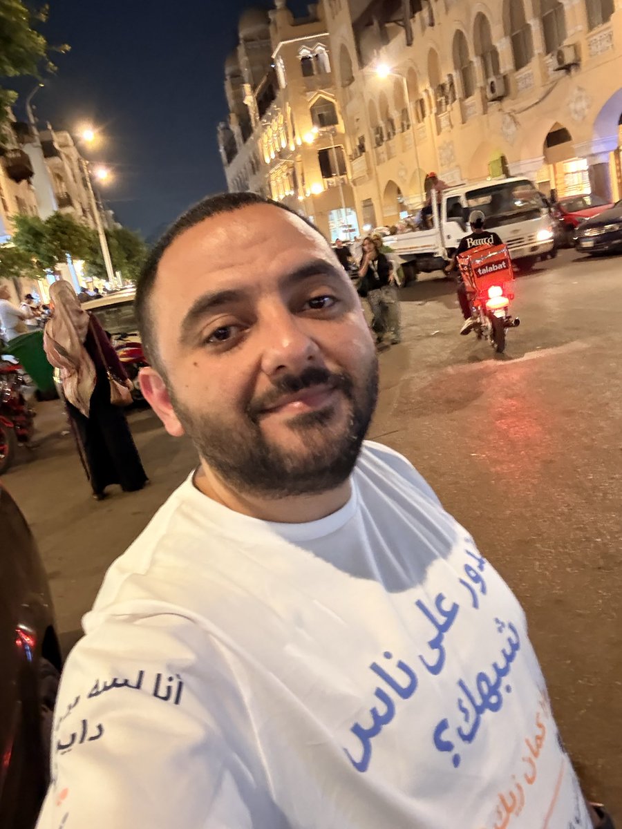 abanop_samuel's tweet photo. من شهرين وقفت في الشارع بتيشيرت عليه اسم Comy.
كنت فاكر الناس هتيجي تسأل.
محدش جه.
لكن ده علمني درس مهم:
بناء المنتج أسهل من بناء الثقة.
Curious to hear your thoughts, @NaguibSawiris .
What’s the hardest lesson you learned before your first big success?
🌐 https://t.co/qYMzomPMxM https://t.co/i3mx0UB39s