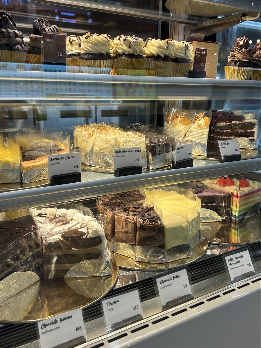 looookmai's tweet photo. ทีม secret recipe🌟 นี่ชอบกินหลากหลายรส เลยจะชอบสั่งแบบเป็นชิ้นแทน ร้านนี้ตอบโจทย์มาก เพราะมีหลายแบบ หลายขนาด (ครึ่งปอนด์ก็มี) ที่สำคัญเค้กอร่อย ถ่ายรูปก็สวย (เหมาะสำหรับคนอยากเก็บความทรงจำวันเกิด) ราคาเริ่มต้นหลักร้อยเท่านั้น

ใครไม่ค่อยกินของหวานแต่อยากเป่าเค้ก+กินพอกรุบกริบ แนะนำ cupcake ค่ะ ชิ้นละ 75 บาท ตกแต่งน่ารักมากกก