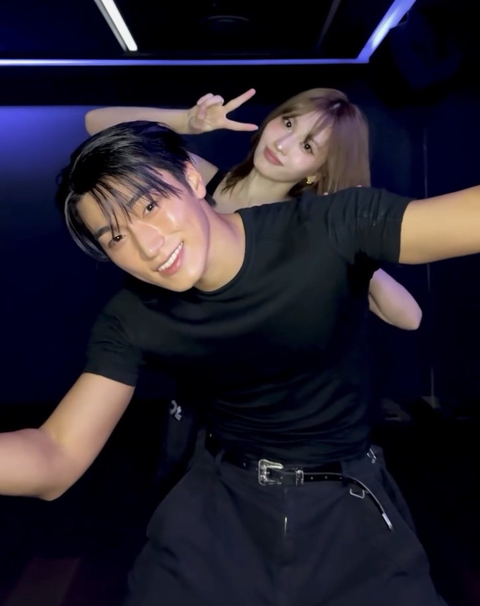 HONGSMINGKI's tweet photo. san and momo had me losing my mind and going awww in the same video 😭 https://t.co/e1SRT7u9HE