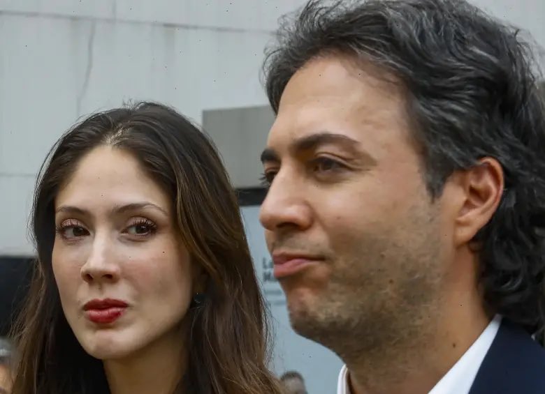 Black_ultra6's tweet photo. Atención!!

Fuentes cercanas a esta pareja de bandidos dicen que ya tienen las maletas listas para dejar el país.

Ojo @FiscaliaCol @PGN_COL @CGR_Colombia @CorteSupremaJ @ABDELAESPRIELLA https://t.co/AFTsIlNZFi