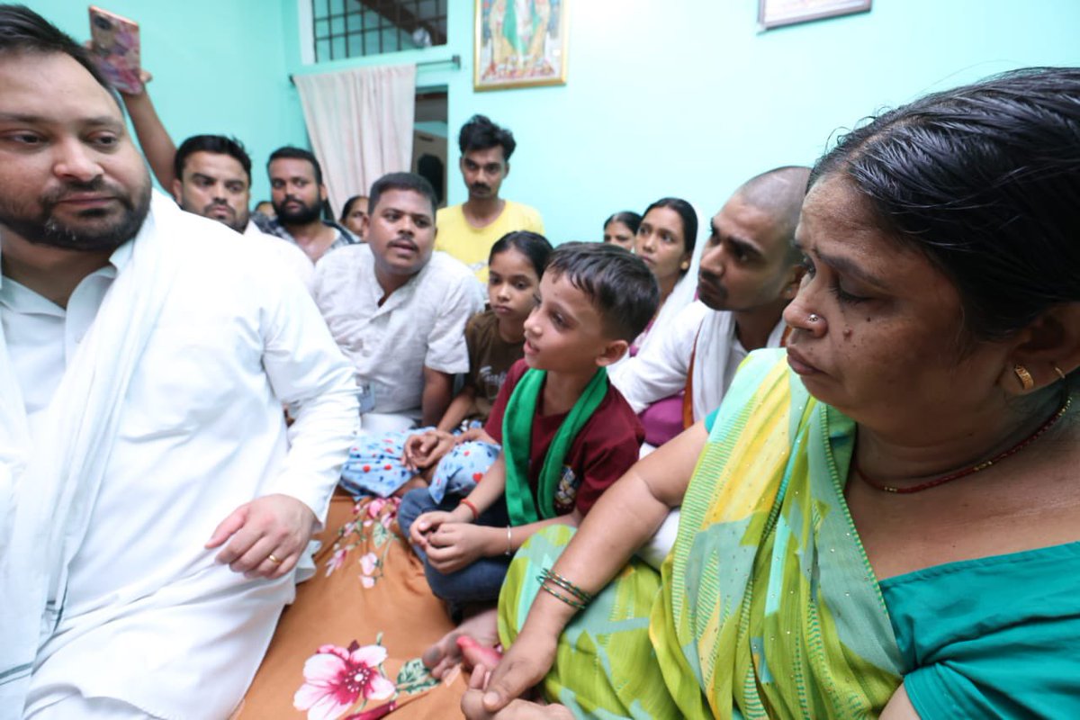 yadavtejashwi's tweet photo. पटना में पुलिस की मिलीभगत से चल रहे सेक्स रैकेट का पर्दाफाश करने पर पुलिस की शह से दुकानदार बंटी यादव की हत्या की गयी थी। पीड़ित परिजनों से मुलाकात की। 

स्व॰ बंटी यादव के परिजनों से शुरू से ही हम संपर्क में हैं। जब घटना का पता चला तो उनकी धर्म पत्नी से हमारी बात हुई और प्रशासन के लोगों से हमने जांच व कार्रवाई को लेकर बात की। बंटी यादव एक अच्छे कार्य के लिए लड़ रहे थे लेकिन उनके साथ जो हुआ वो गलत हुआ। अभी भी इस घटना में बड़े लोग पकड़े नहीं गए हैं। हम ये लड़ाई लड़ेंगे और परिवार को न्याय दिलाएंगे। #TejashwiYadav #RJD #Patna