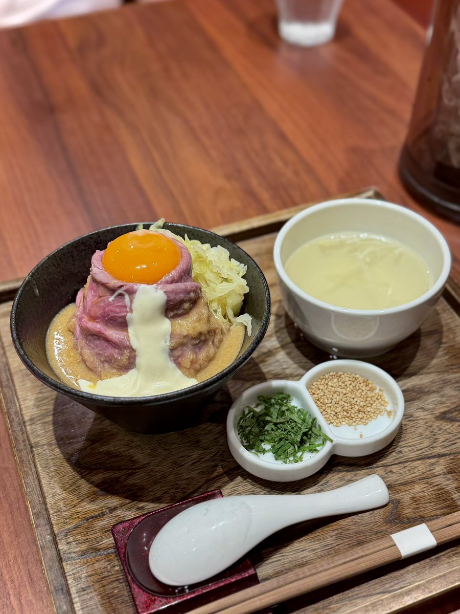 kotatsu6520's tweet photo. 一昨日は、気になっていた、『 #ローストビーフ大野 』へ。
“ #黒毛和牛のローストビーフ丼定食 ”を、‘ #山わさびソース ’で。

柔らかいお肉の旨味と、爽やかな山わさびソースの
相性がよく、大満足😊
‘ #牛テールスープ ’も、とても美味しかった😋✨ https://t.co/K9ahtoswq3