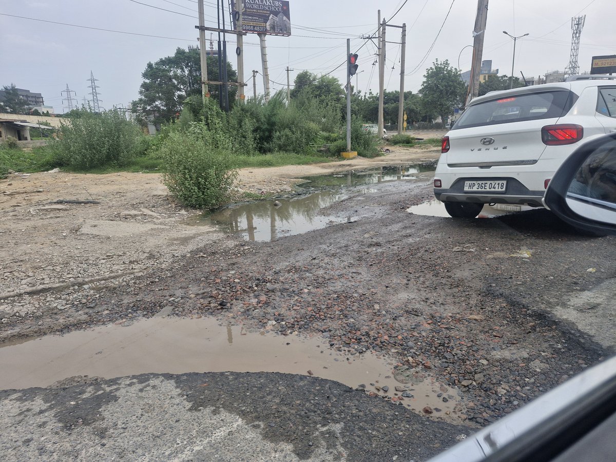 HimanshuR54090's tweet photo. This is the condition of dadi sati chowk. Entrance gate to new gurgaon. What a shame.
@GauriSarin @gurgaonpolice @OfficialGMDA @nitin_gadkari @NayabSainiBJP https://t.co/9qwtYDgHYs