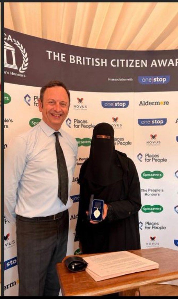 CapatanEl4662's tweet photo. British Citizen Award… to a fully covered muslim who looks like she still thinks it’s the 7th century.

This is what national suicide looks like.
 
The UK is finished. https://t.co/1lwt3oip3E