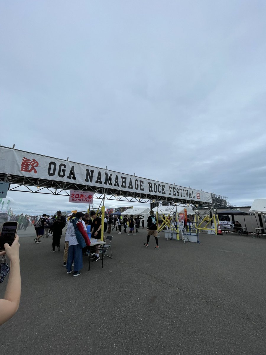 trrr0622's tweet photo. 雨のせいで色々と予定が狂いまくりで思うように行かなかったし機材トラブルでSHANK以降見れずに終わるのかと絶望しかけたけど、結果見たいバンドは全部見れたし楽しかったし、片道6時間さすがに遠かったけど本当に行ってよかった✨️フェス飯ちゃんと食べたかったなぁ
 #男鹿フェス15 https://t.co/NqhF2xuuN7