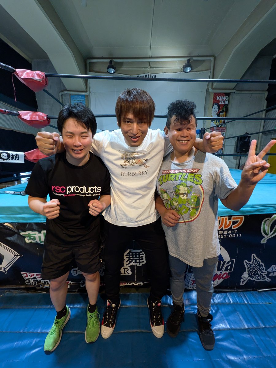 sportiva07's tweet photo. #飯伏幸太 選手 YouTube撮影 ラジオ出演ありがとうございました！
若者の練習も見ていただき大きなモチベになりました！！
ビッグプロジェクト！我々も微力ながら協力させてください！！
久しぶりに会った飯伏選手は昔と変わらないプロレス好きな漢でした
話してて胸が熱くなりました
俺たちももっと頑張る！！

明日は #水曜カレープロレス
毎週コツコツ積み上げていく

努力は裏切らない

メジャーだけじゃない
ローカルの生き様見せつけてやるぜ！！

『7月29日 水曜カレープロレスデラックス 対戦カード発表！』

https://t.co/2n4N1Ed6RR