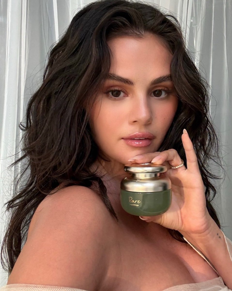 SelenaFanClub's tweet photo. Every moment is a new beginning, and this one is quite sweet 🍐 NEW @rarebeauty Rare Beginnings Eau de Parfum available August 7 at @Sephora or early on August 6 through the Sephora app https://t.co/AHrvzfjH67