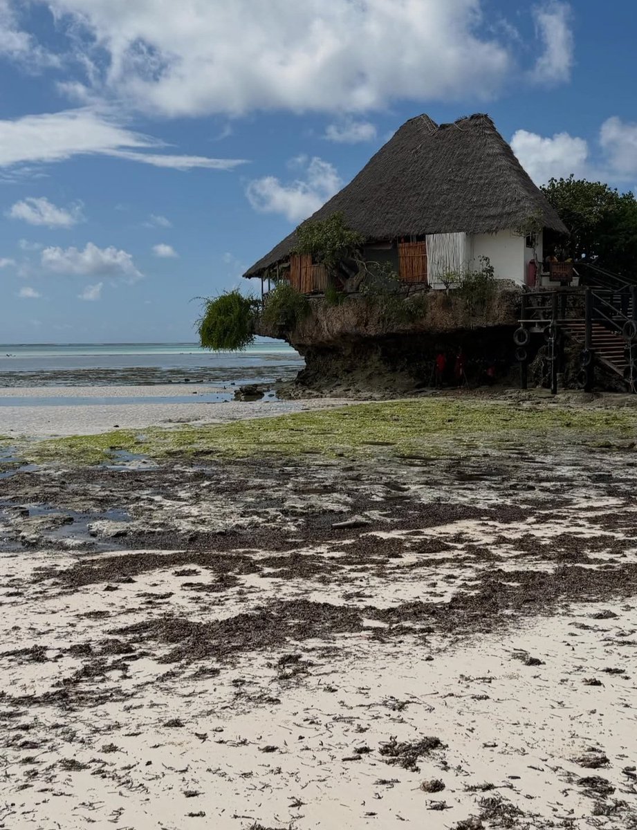 Khaotik_One's tweet photo. I have never seen changes in tides this drastic. This is a restaurant off the shore. You can walk to it at low tide, but need a boat at high tide. https://t.co/ZeWS0MTDyV